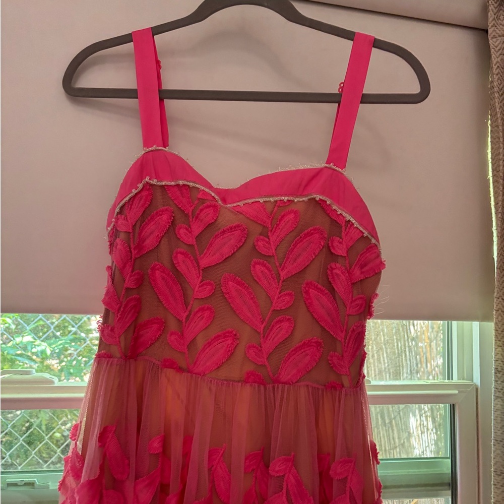 Elegant Pink Strapless Dress with Leaf Embroidery
